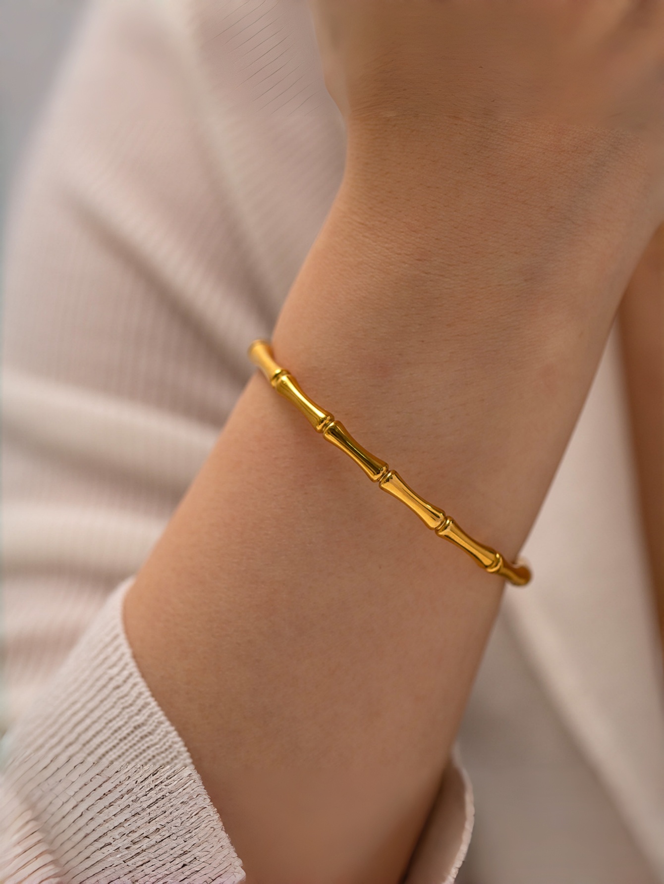 Women Fashion Photoshoot - Fashionable Light Luxury Style Bracelet Set,
